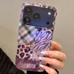 Custodia iPhone elegante viola con motivo leopardato laser - immagine 3