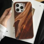 Custodia effetto pelle invecchiata marrone per iPhone - immagine 2