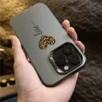 Custodia iPhone argento con cuore e motivo leopardato - immagine 2