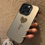 Custodia iPhone argento con cuore e motivo leopardato - immagine 3